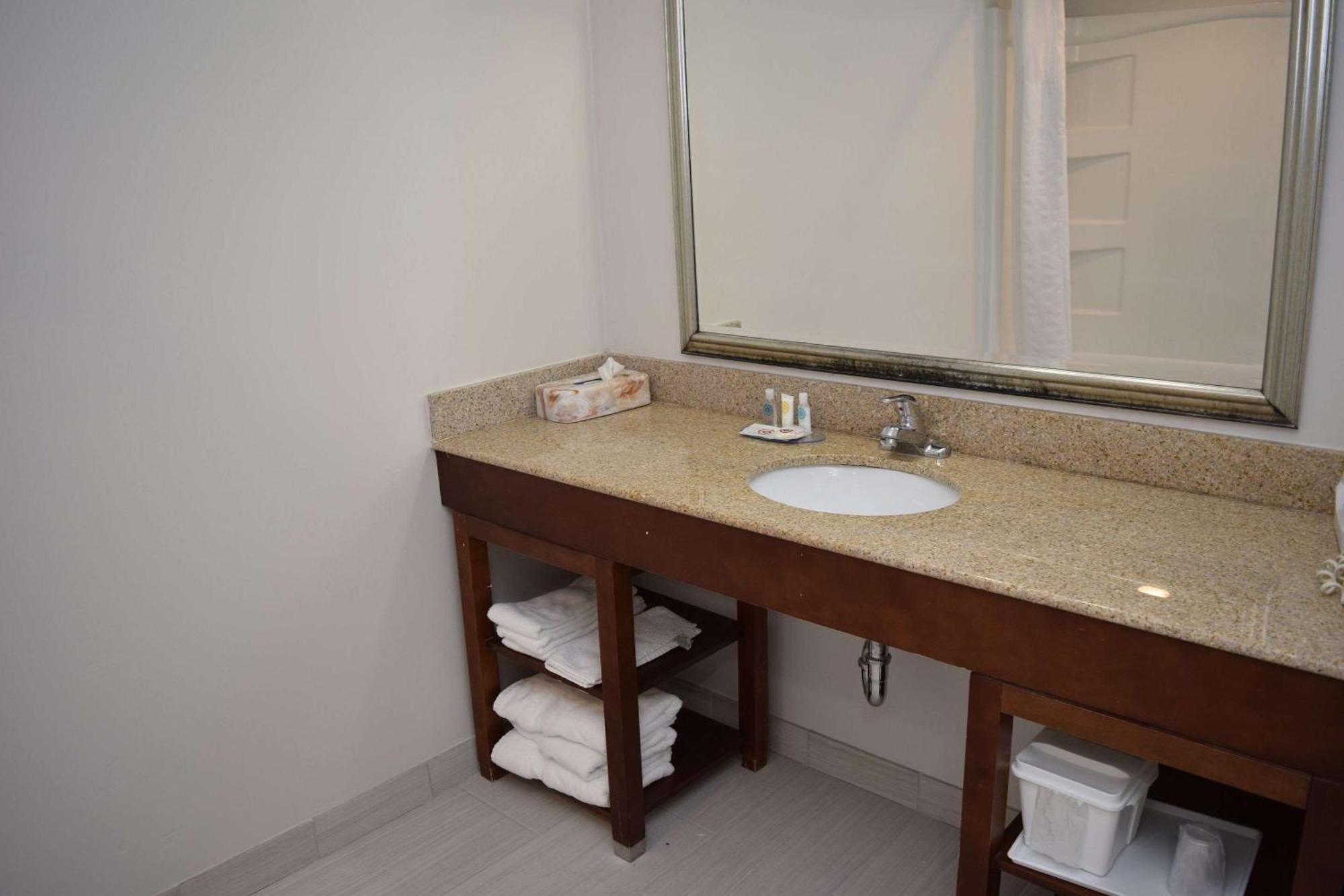 Comfort Inn & Suites Syracuse-Carrier Circle Източна Сиракуза Екстериор снимка