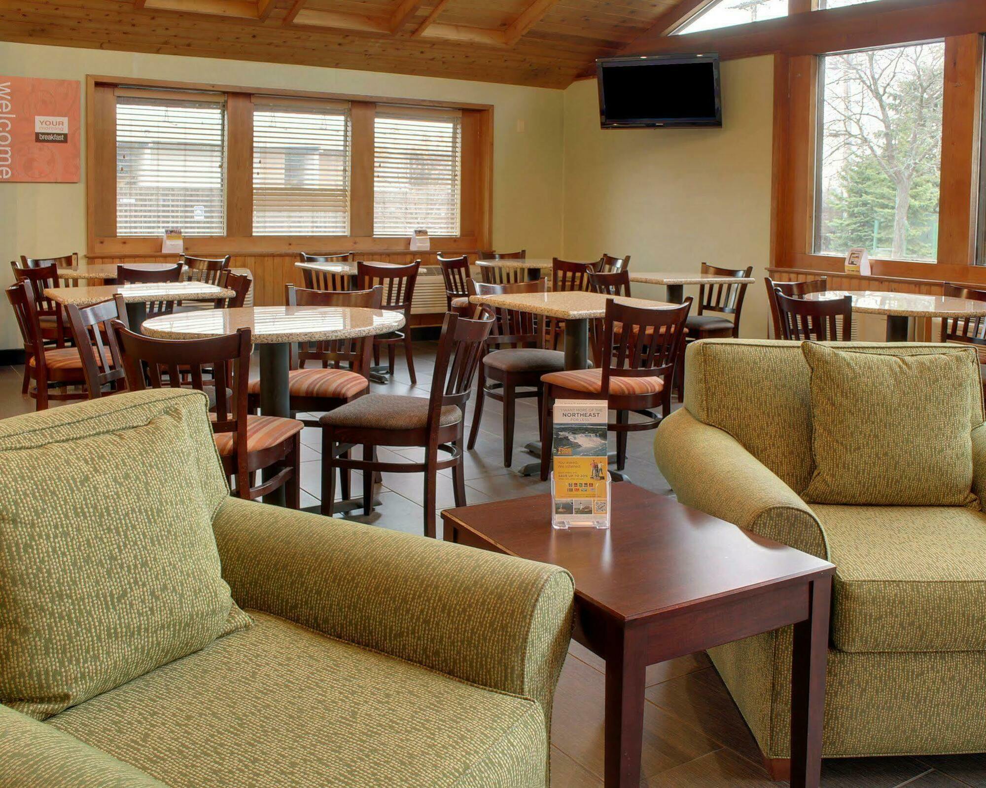 Comfort Inn & Suites Syracuse-Carrier Circle Източна Сиракуза Екстериор снимка